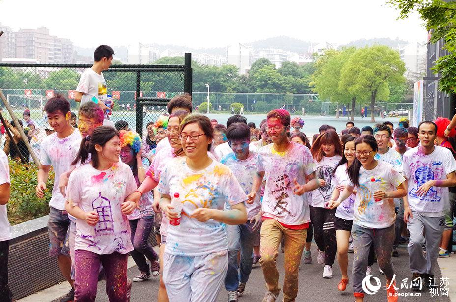 9900777z永利网理学院学生组织的公益“彩虹跑”活动，吸引了近300名学生参与。阮沛然摄